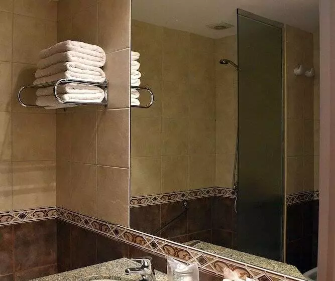 اتاق استاندارد سه نفره, Tower Inn & Suites