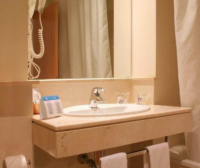 غرفة قياسية رباعية, Garbi Costa Luz