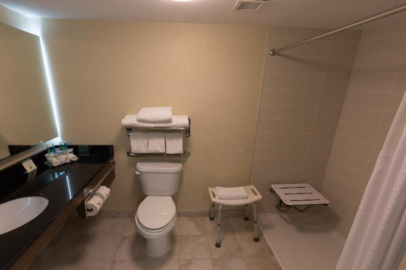 身障者適用キングサイズベッドルーム, Holiday Inn Express Edmonton Downtown, An Ihg
