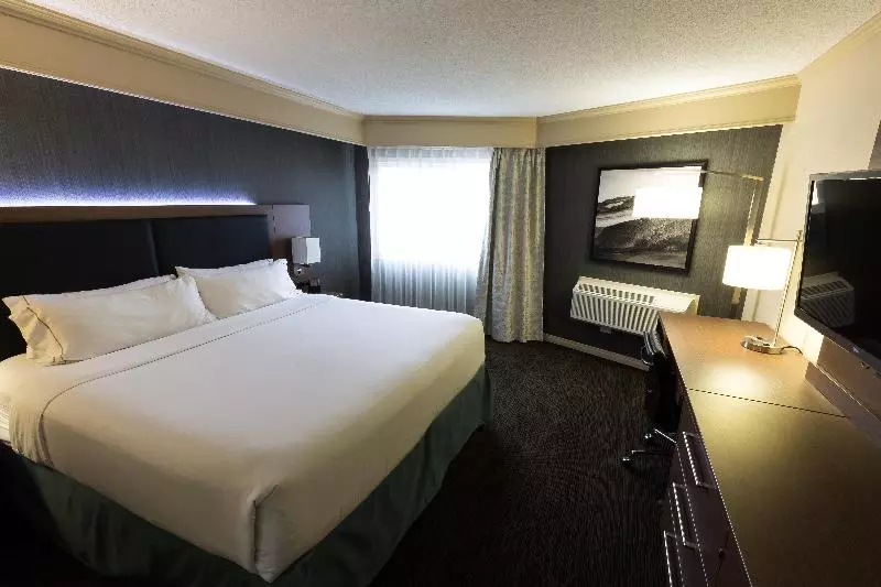 キングサイズベッドのスタンダードルーム, Holiday Inn Express Edmonton Downtown, An Ihg