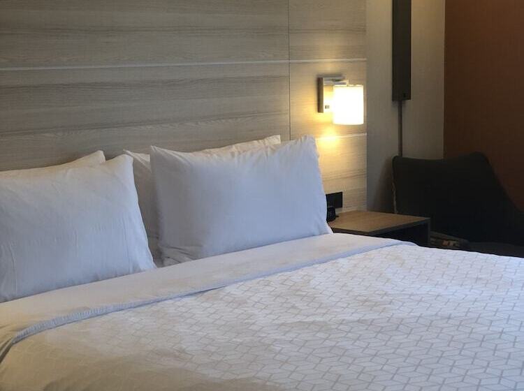 غرفه قياسيه سريرين مزدوجين, Holiday Inn Express Fort Bragg, An Ihg