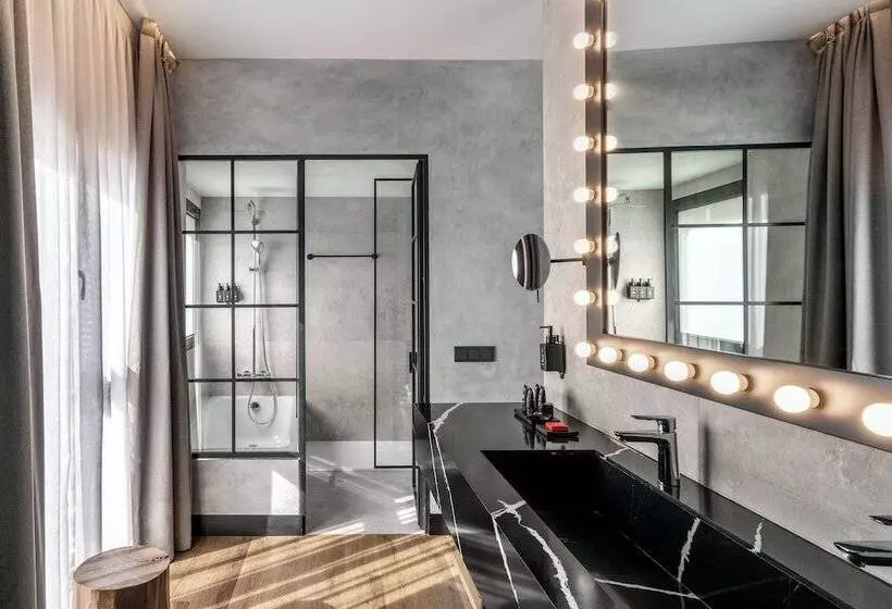اتاق خانوادگی, Radisson Red Madrid