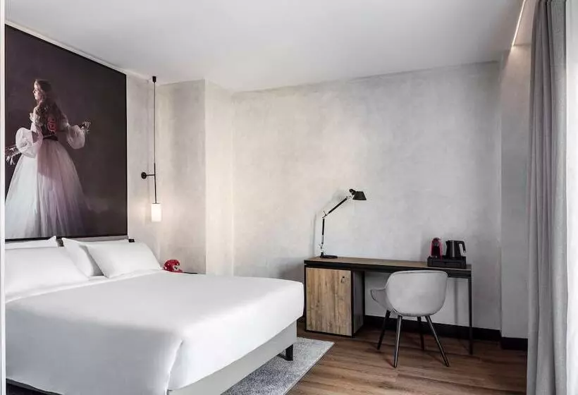 اتاق خانوادگی, Radisson Red Madrid