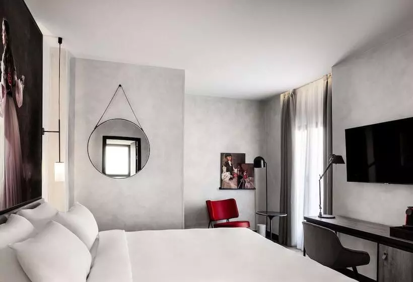 اتاق خانوادگی, Radisson Red Madrid