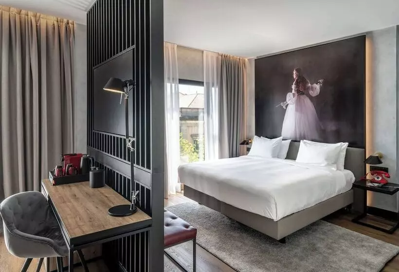 اتاق خانوادگی, Radisson Red Madrid