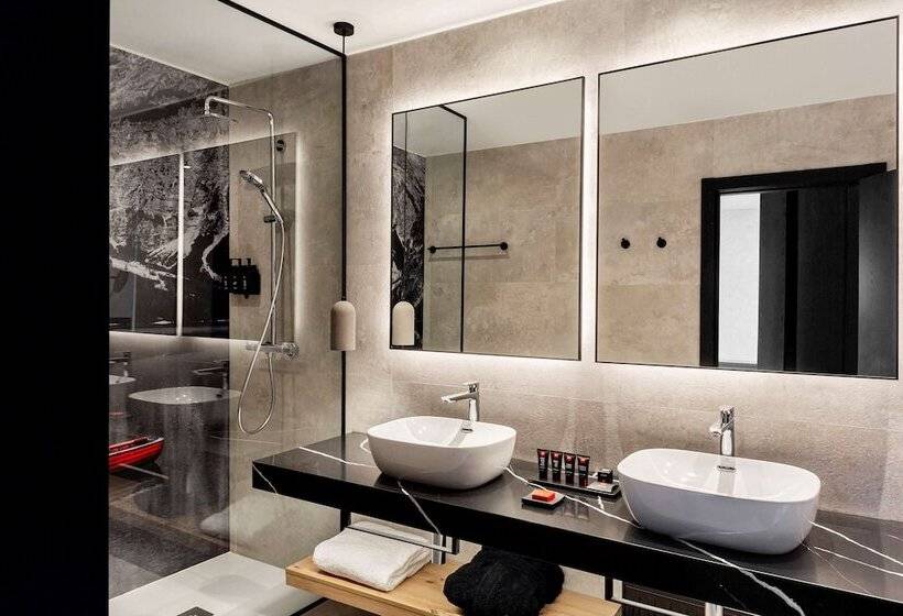 Superior Room with Terrace, Radisson Red Madrid