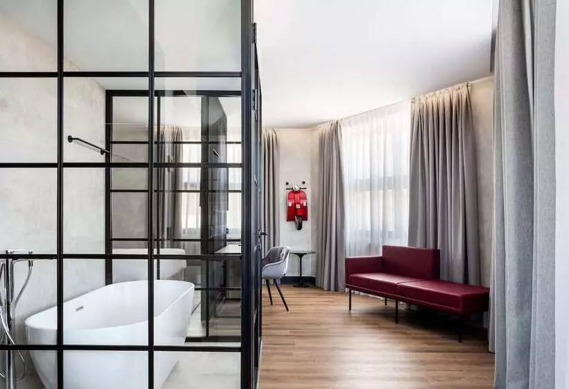 سوییت, Radisson Red Madrid