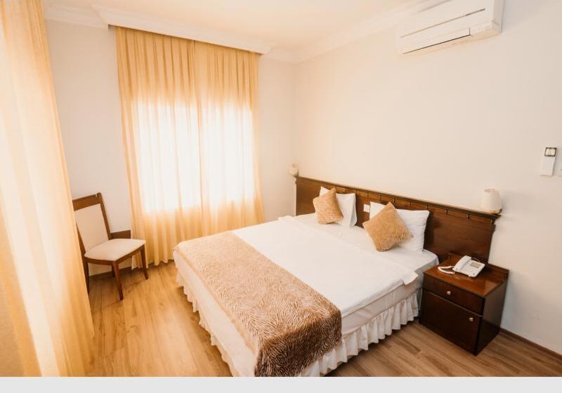 غرفة قياسية, Sammy S