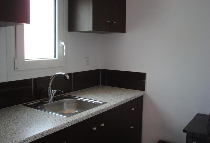 スタンダードスタジオ, Elena Studios & Suites