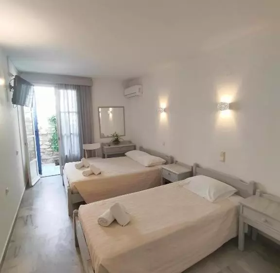 Economy Triple Room, Aegeon