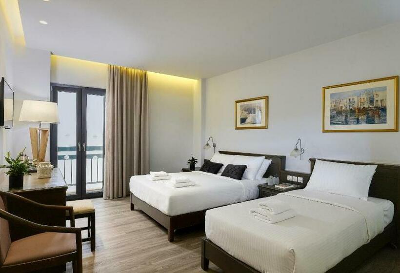 חדר דלוקס לשלושה, Castello City