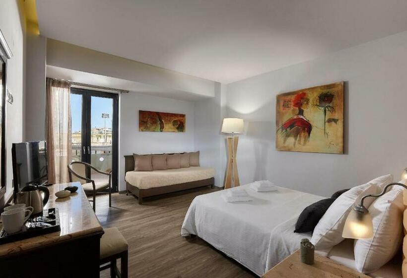 חדר דלוקס לשלושה, Castello City