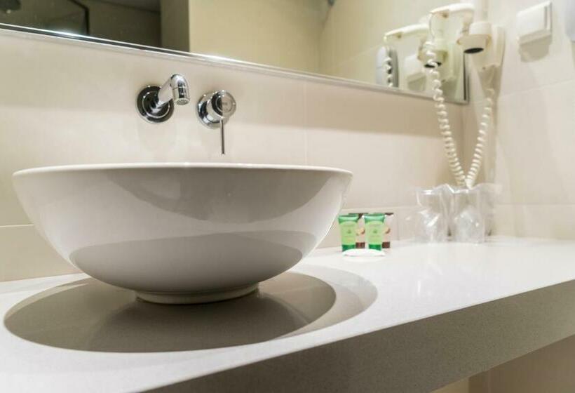 חדר דלוקס לשלושה, Castello City