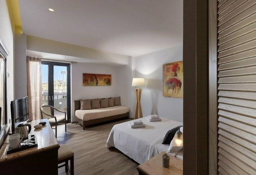 חדר דלוקס לשלושה, Castello City