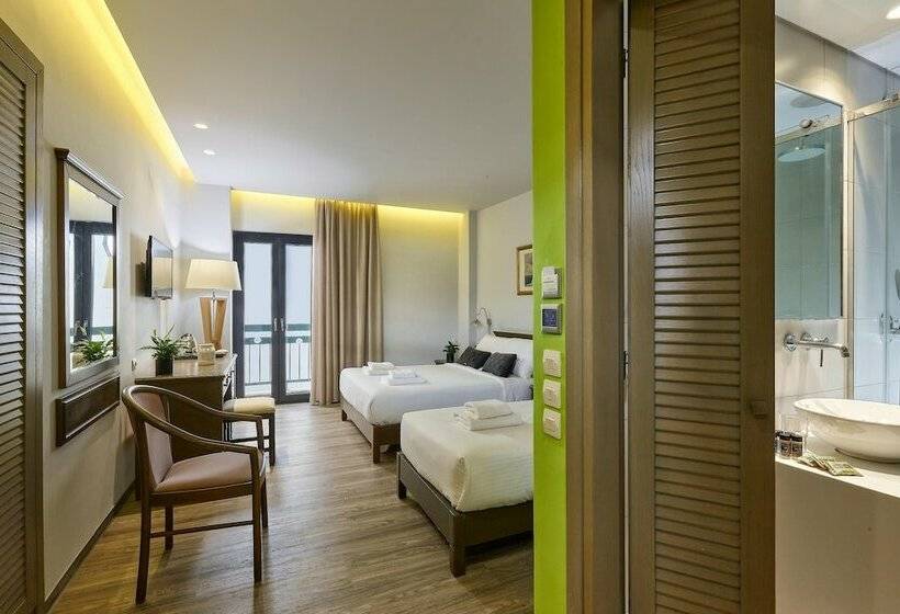 חדר דלוקס לשלושה, Castello City