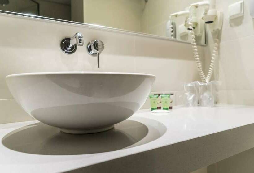 חדר דלוקס לשלושה, Castello City