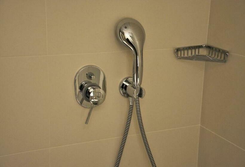 חדר משפחתי, Castello City