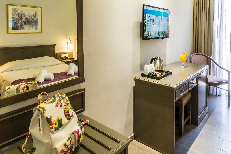 חדר דלוקס לשלושה, Castello City