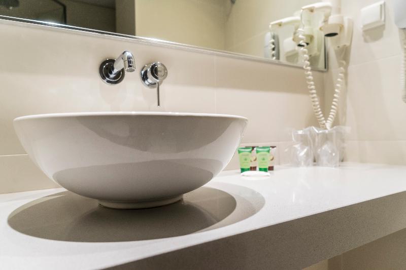 חדר דלוקס לשלושה, Castello City