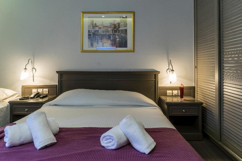 חדר דלוקס לשלושה, Castello City