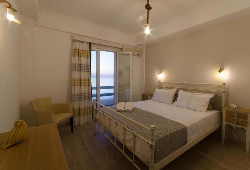 غرفة قياسية مطلّة علي البحر, Nikolas