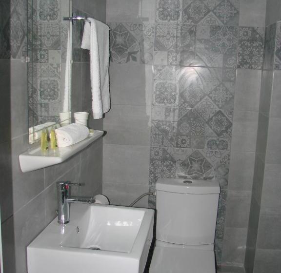 غرفة قياسية ثلاثية, Nikolas