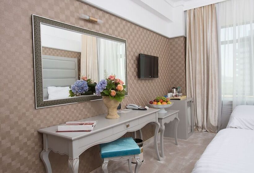 اتاق پرمیوم, Phoenicia Grand