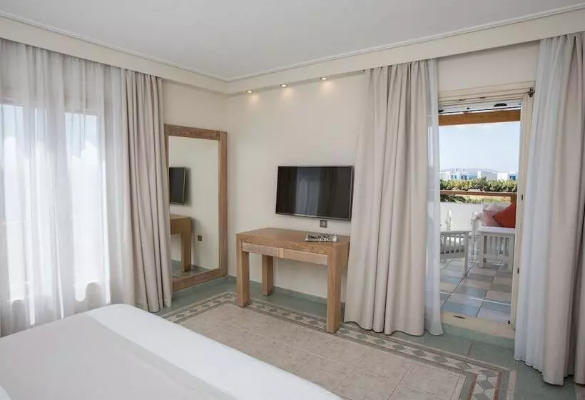 プールの見えるスーペリアルーム, Porto Naxos