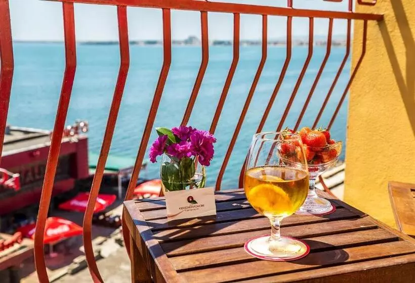 اتاق استاندارد با چشم‌انداز دریا, Saint George Hotel & Medical Spa