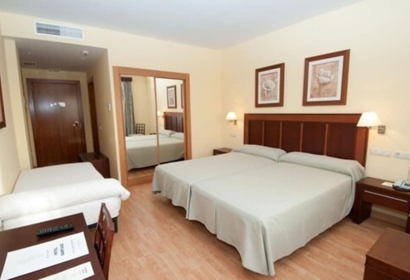 חדר סטנדרט לשלושה, Arva Santiago León