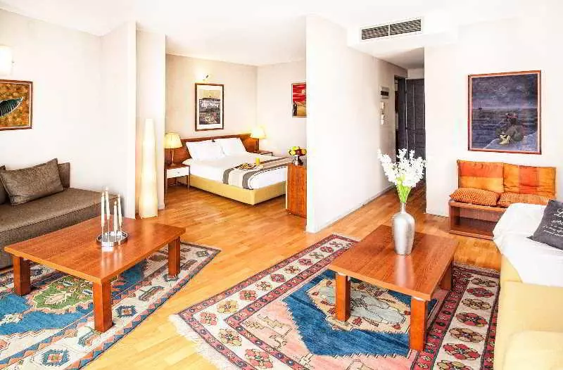 سوییت با چشم‌انداز دریا, Plaza Hotel, Philian Hotels And Resorts