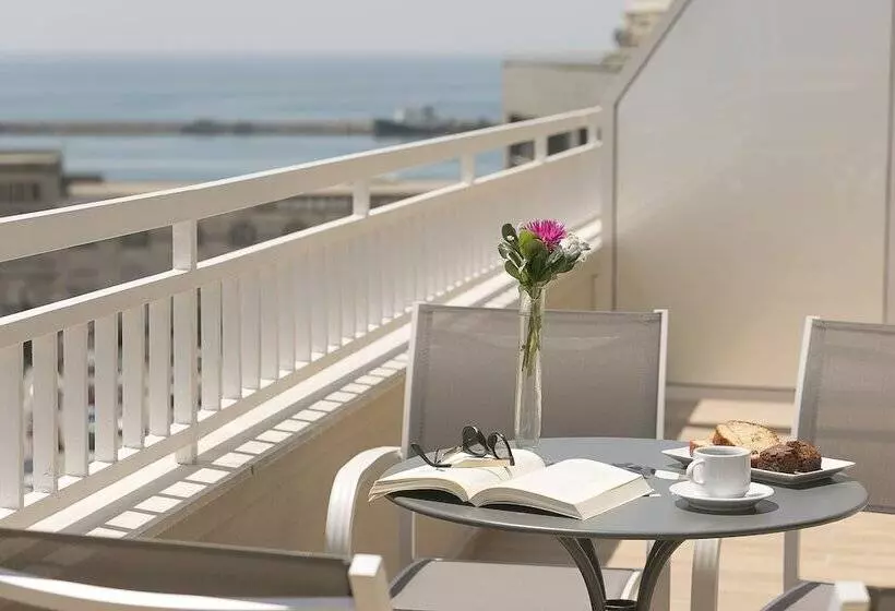 سوییت جونیور با چشم‌انداز دریا, Plaza Hotel, Philian Hotels And Resorts