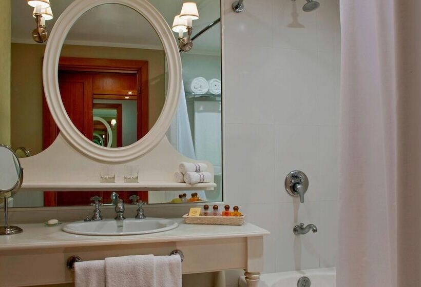 غرفة قياسية مطلّة علي النهر, Sheraton Colonia Golf & Spa Resort