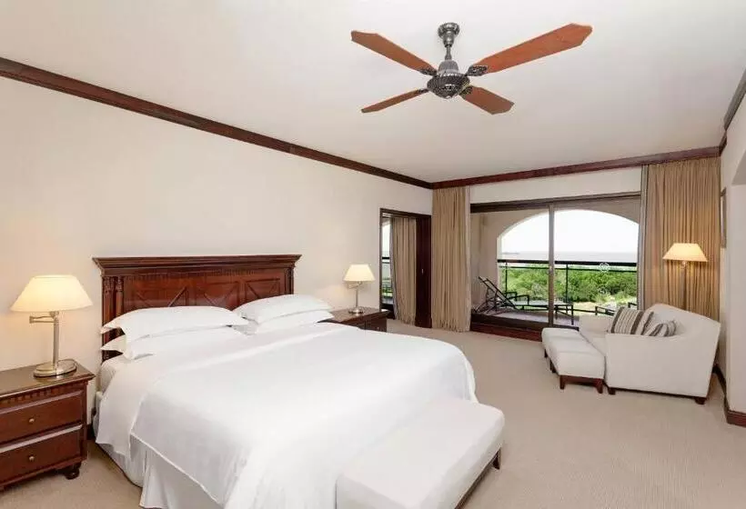 キングサイズベッドのスイートルーム, Sheraton Colonia Golf & Spa Resort