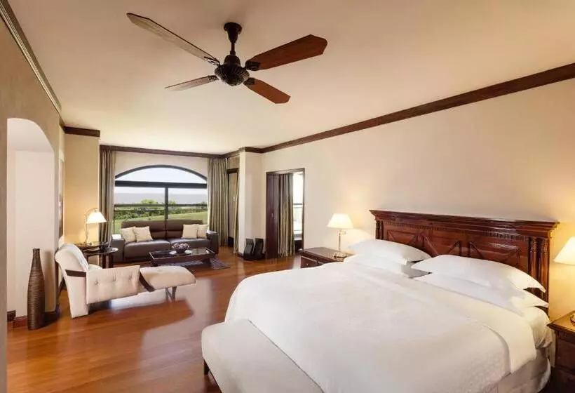 キングサイズベッドのスイートルーム, Sheraton Colonia Golf & Spa Resort
