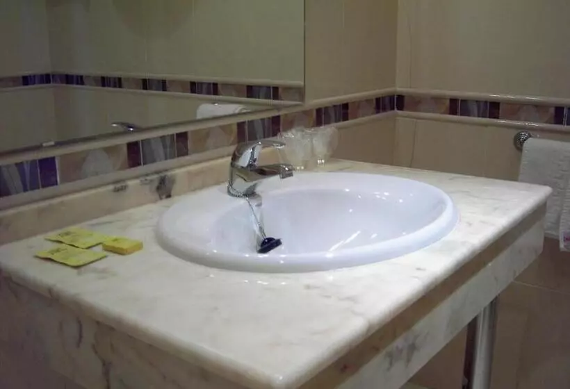 اتاق استاندارد سه نفره, Hostal Centro
