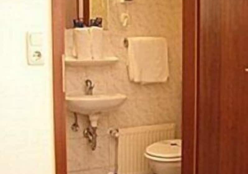 标准间, Elbe Street 34