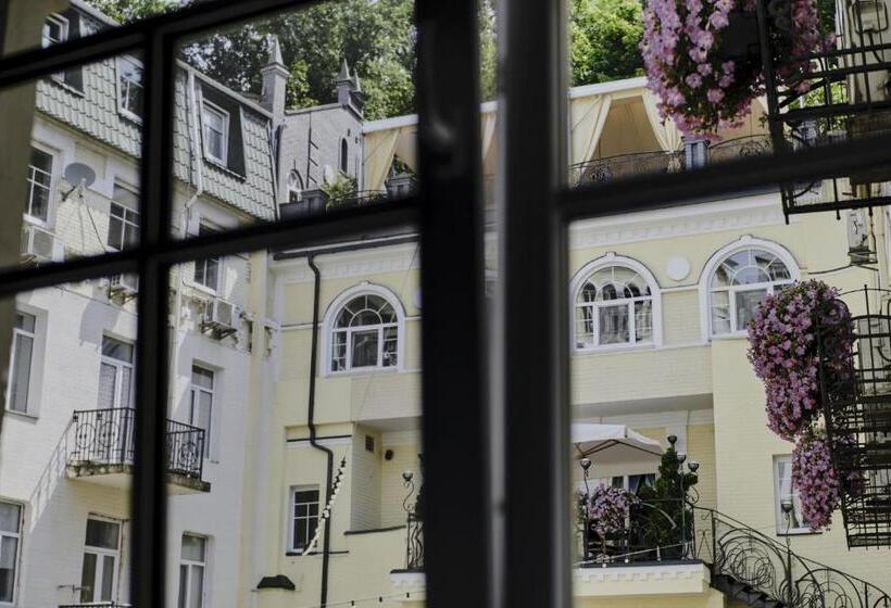 סוויטה, Vozdvyzhensky Boutique