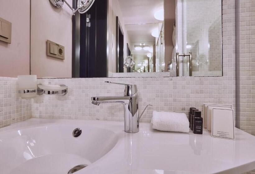 اتاق لوکس یک تخته, Vozdvyzhensky Boutique