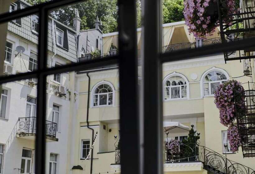 سوییت جونیور, Vozdvyzhensky Boutique