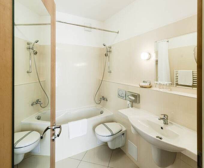 اتاق استاندارد, Archibald At The Charles Bridge