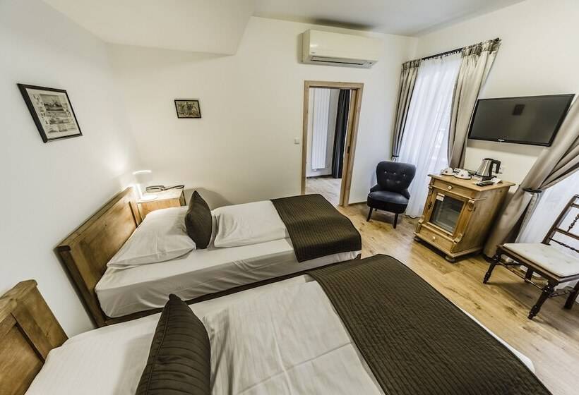 اتاق استاندارد, Archibald At The Charles Bridge