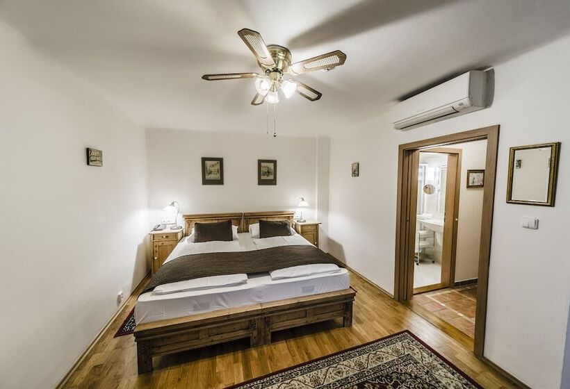 اتاق استاندارد, Archibald At The Charles Bridge