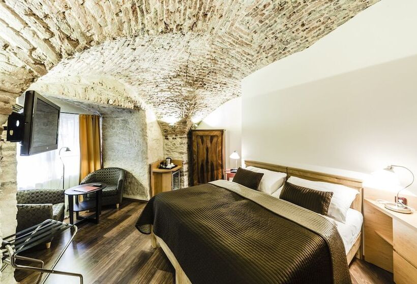 اتاق استاندارد, Archibald At The Charles Bridge