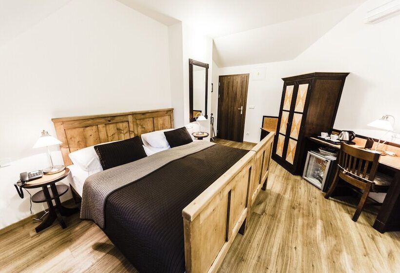 اتاق استاندارد, Archibald At The Charles Bridge