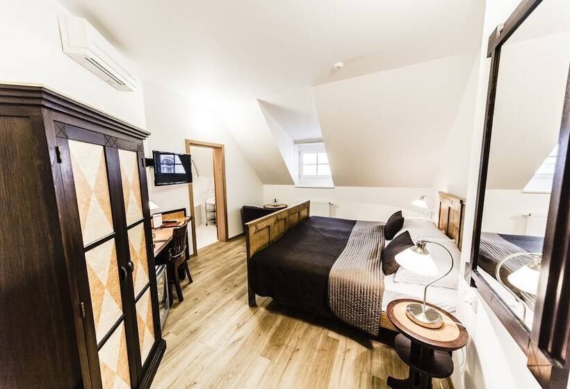 اتاق استاندارد یک نفره, Archibald At The Charles Bridge