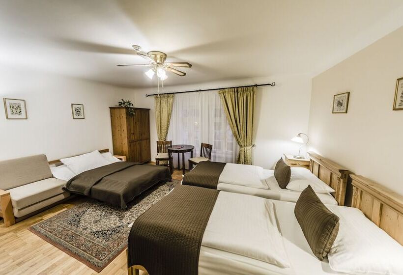 اتاق استاندارد سه نفره, Archibald At The Charles Bridge