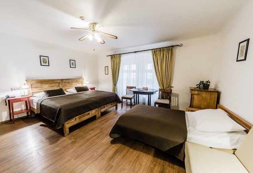 اتاق استاندارد سه نفره, Archibald At The Charles Bridge