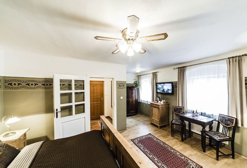 اتاق استاندارد با چشم‌انداز رودخانه, Archibald At The Charles Bridge