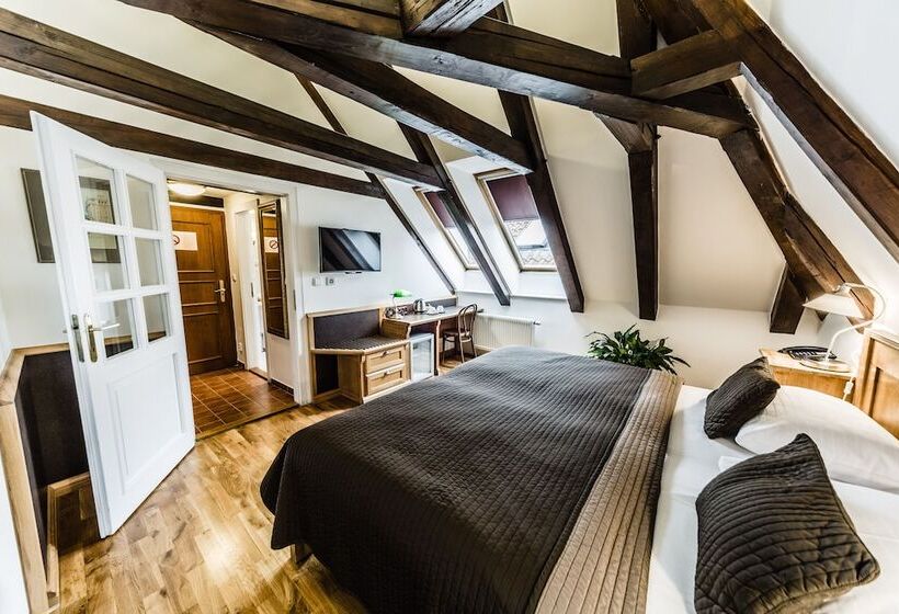 اتاق استاندارد با چشم‌انداز رودخانه, Archibald At The Charles Bridge